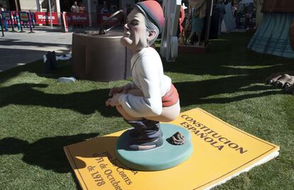 Una falla ha colocado a Artur Mas, convertido en 'caganer', sobre la Constitución.