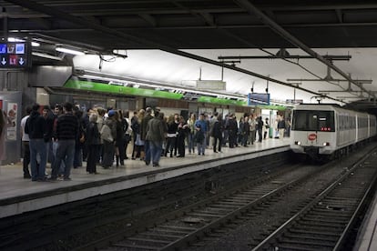 Usuaris al metro de Barcelona l'any 2007