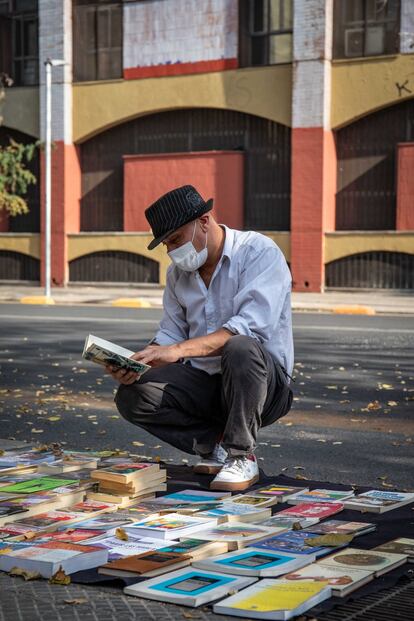 Fabián, de 51 años, se dedica a la venta de libros en los alrededores de la Plaza Italia tras haber quedado sin trabajo hace cinco años.