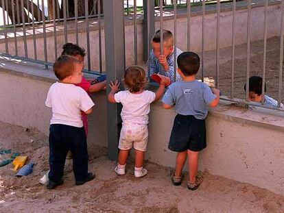 Varios niños juegan en el patio de una guardería.