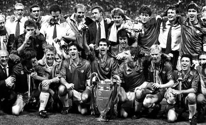 Cruyff posa con la plantilla tras ganar Champions de 1992.