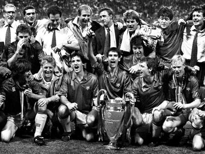 Cruyff posa con la plantilla tras ganar Champions de 1992.