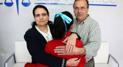 María Dolores Talavera y Luis Gil, abrazan a su hija María Luisa, tras recuperar su custodia.