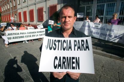 Familiares de Carmen Romero, durante la concentración convocada en Córdoba.