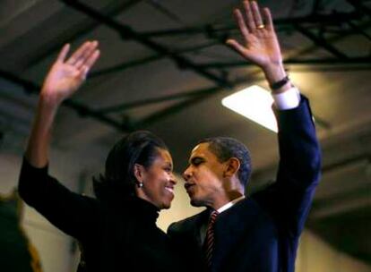 El candidato demócrata Barack Obama, junto a su esposa, Michelle, tras un mitin en Des Moines.