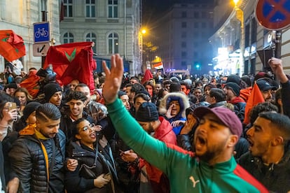 La selección de Marruecos ha hecho historia este sábado al convertirse en el primer país de África en alcanzar las semifinales de un mundial. En la imagen, aficionados de Marruecos celebran la victoria ante Portugal, en París.