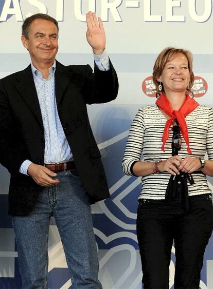 Zapatero, junto a Leire Pajín, saluda a los asistentes al mitin.