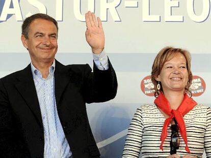 Zapatero, junto a Leire Pajín, saluda a los asistentes al mitin.