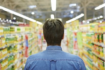 Com alguns supermercados abertos 24 horas, é muito tentador passear pelos corredores e encher a cesta de compras com produtos que facilitam nossa vida. Ou assim pensamos, porque, se pedirmos a opinião de nutricionistas sobre esses produtos, vemos que suas versões caseiras não são tão complicadas de preparar e não são comparáveis em valor nutricional, qualidade ou sabor. Confira os cinco alimentos que você deveria eliminar de sua lista de compras.