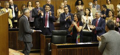 José Antonio Griñán se dirige a su escaño, entre los aplausos de los diputados del PSOE, tras su intervención en el debate sobre el estado de la comunidad.