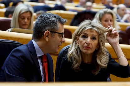 La ministra de Trabajo, Yolanda Díaz, conversa con el ministro de la Presidencia, Justicia y Relaciones con las Cortes, Félix Bolaños, durante un pleno del Congreso celebrado excepcionalmente en el Senado, este miércoles en Madrid.