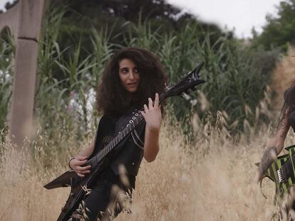 Lilas Mayassi y Shery Bechara, fundadoras de la banda libanesa de thrash metal compuesta exclusivamente por mujeres Slave to Sirens.