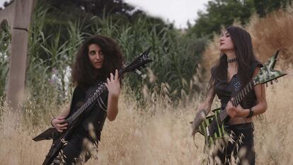 Lilas Mayassi y Shery Bechara, fundadoras de la banda libanesa de thrash metal compuesta exclusivamente por mujeres Slave to Sirens.