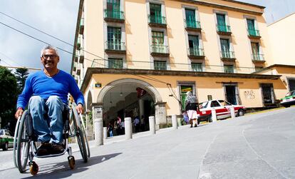 En el centro de Xalapa se está poniendo la acera al mismo nivel que la vía para facilitar el acceso de personas con movilidad reducida. Sergio Benítez puede ahora cruzar con su silla de ruedas de forma mucho más sencilla.
