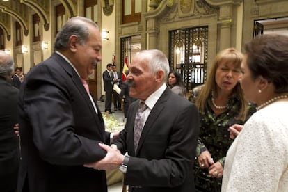 El empresario Carlos Slim saluda a Cuevas en un almuerzo en honor al presidente español, Mariano Rajoy, en abril de 2012.