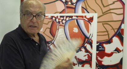 Luis Gordillo ante su obra 'No te miro no te veo'.