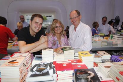 Lola Beccaria, entre Kirmen Uribe (a la izquierda) y Fernando Marías, ayer en la carpa del Arenal.