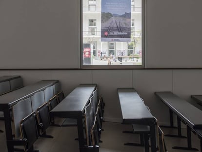 Una aula buida a la Universitat Pompeu Fabra
