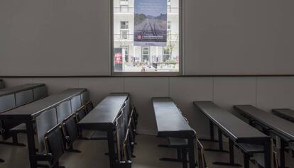 Una aula buida a la Universitat Pompeu Fabra