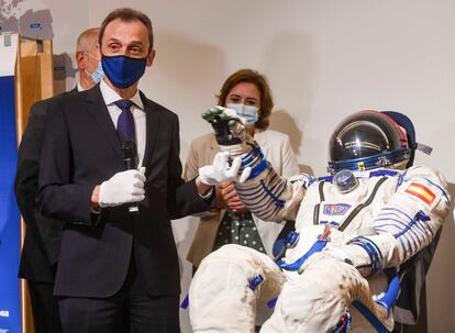 El ministro de Ciencia e Innovación, Pedro Duque, será candidato a dirigir la Agencia Espacial Europea (ESA), tal y como anunció este jueves, antes de visitar la exposición 'Tocar el cielo. Explorar el espacio', en Granada.