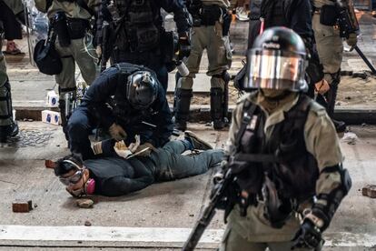 La policía antidisturbios detiene a un manifestante en el distrito de Mongkok en Hong Kong.