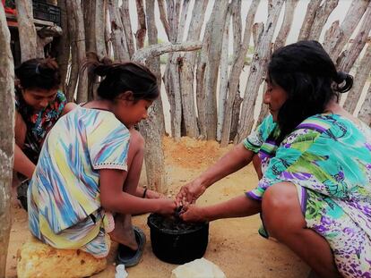 Tres mujeres de la comunidad wayuu.