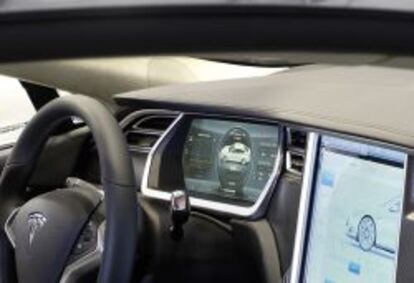 Interior de un coche Tesla con sistemas de conectividad.