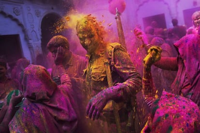 Un policía indio es manchado de polvos de colores durante la celebración Holi en Vrindavan (India), el 3 de marzo de 2015.