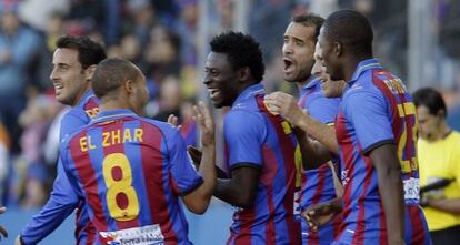 Los jugadores del Levante celebran un gol, ante el Granada.