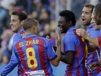 Los jugadores del Levante celebran un gol, ante el Granada.