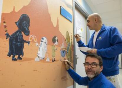 Guillaume y Manu frente a un mural de 'Star Wars'.