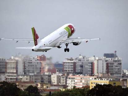 Un avión de la aerolínea TAP despega del aeropuerto de Lisboa.