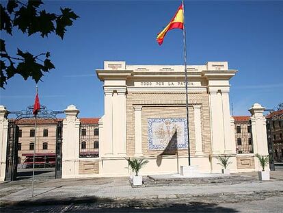 Una bandera española en el lugar que ocupaba la estatua de Franco en la Academia Militar de Zaragoza.