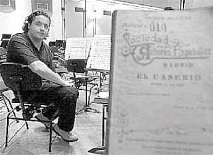 El director Juanjo Mena posa en Vitoria. En primer término, la partitura de la zarzuela.