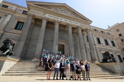 Miembros de la Pataforma per un Finançament Just se concentran ante el Congreso de los Diputados este lunes.