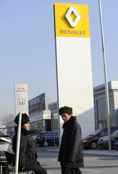 Dos guardas de seguridad frente a un concesionario de Renault en Pekín.