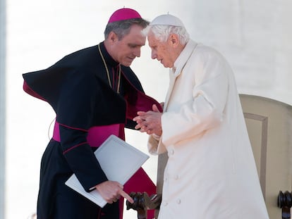 Vatican City, February 27th 2013 - St Peter's Square - Pope Benedict XVI's last General Audience, the day before he steps down - On the left, Georg Gänswein, pope's personal secretary
>< 
Città del Vaticano, mercoledì 27 febbraio 2013 - Piazza San Pietro - L'ultima udienza generale di Papa Benedetto XVI - A sinistra, Monsignor Georg Gaenswein, segretario particolare del papa