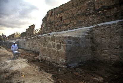 Trabajos para restaurar la muralla medieval del siglo XIII descubierta en Talamanca del Jarama; encima, el muro de La Cartuja (siglos XVII y XVIII).