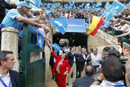 Rita Barberá, Mariano Rajoy, Francisco Camps y Esteban González Pons, aclamados en su acceso a la plaza de toros de Valencia.