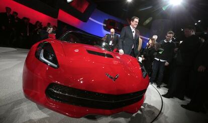 El presidente de GM, Mark Reuss, con el nuevo Corvette Stingray.