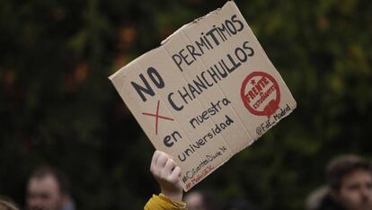 Protesta de estudiantes en la Universidad Rey Juan Carlos por el caso del máster de Cifuentes. 