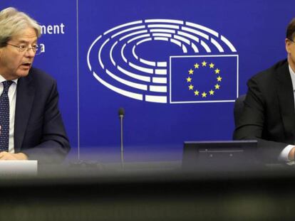 El comisario de Economía, Paolo Gentiloni, y el vicepresidente económico, Valdis Dombrovskis.