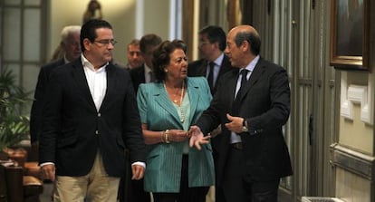 La alcaldesa de Valencia, Rita Barber&aacute;, junto al presidente del Valencia C. F., Manuel Llorente.