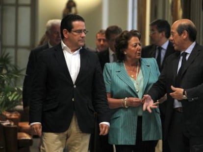 La alcaldesa de Valencia, Rita Barber&aacute;, junto al presidente del Valencia C. F., Manuel Llorente.