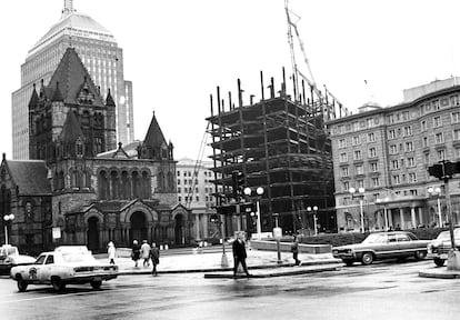 Imagen donde la Torre John Hancock, en construccin, comienza a elevarse sobre Copley Square en 1970. A la izquierda se ve la Iglesia de la Trinidad.