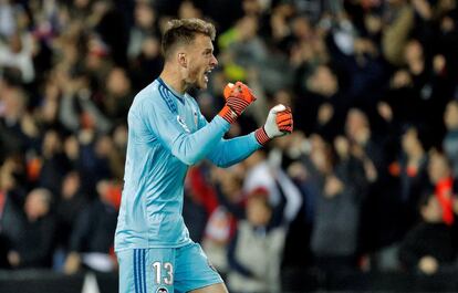 El guardameta brasileño del Valencia, Norberto Murara Neto, celebra el primer y único gol del equipo valencianista.