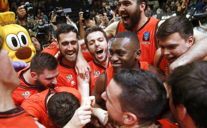 Los jugadores del Valencia celebran la victoria.