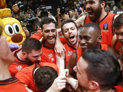 Los jugadores del Valencia celebran la victoria.