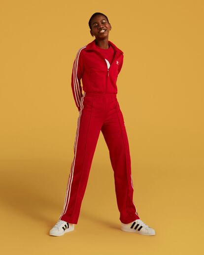 Adidas.
Rojo cereza, con la tribanda en los brazos y el trébol del logo en la delantera. El modelo favorito de la familia Tenenbaum sigue en activo bajo la línea Adicolor Classics con pequeños cambios, como las costuras visibles en los pantalones y los bolsillos con cierre de cremallera.