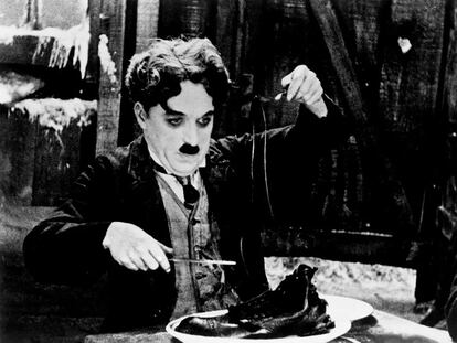 Charles Chaplin en una escena de 'La quimera del oro'.